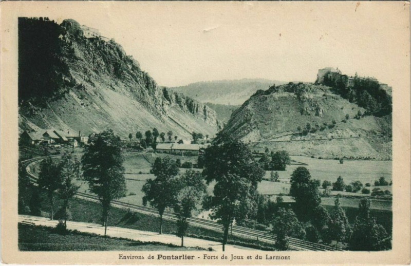 Carte postale ancienne La Cluse-et-Mijoux Forts de Joux et du Larmont - Pontarlier Env. à Pontarlier