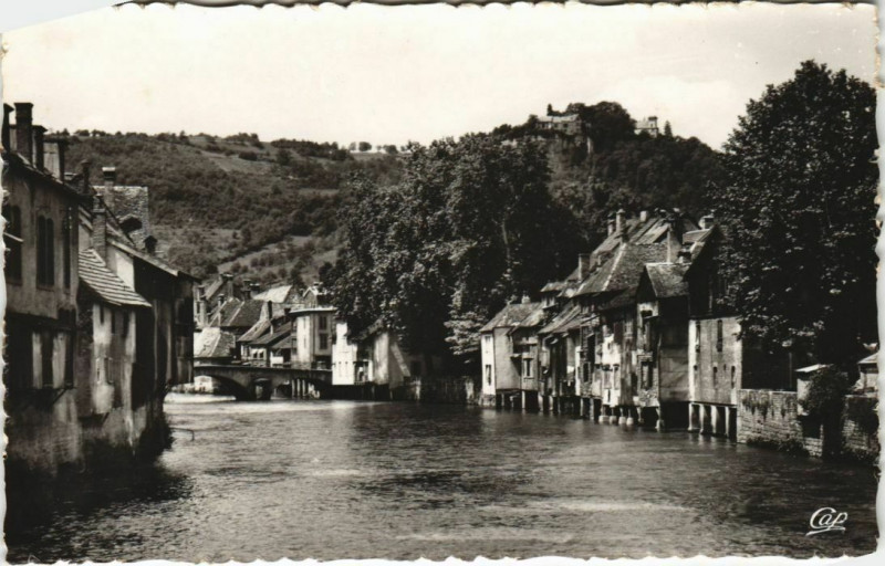 Carte postale ancienne Ornans Maisons sur Pilotis - La Loue et le Chateau Fort à Ornans