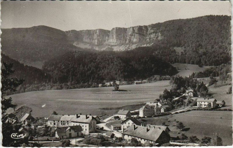 Carte postale ancienne Jougne La Ferriere et les Rochers du Mont-d'Or à Jougne