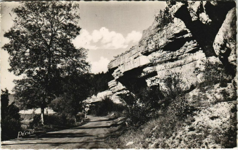 Carte postale ancienne Ville-du-Pont Roches du Doubs pres de Ville-du-Pont à Ville-du-Pont