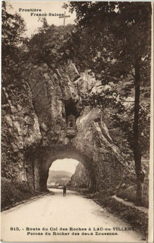 Carte postale ancienne Route du Col des Roches a Villers-le-Lac - Percee du Rocher à Villers-le-Lac