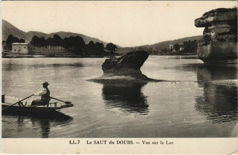 Carte postale ancienne Le Saut du Doubs - Vue sur le Lac à Doubs