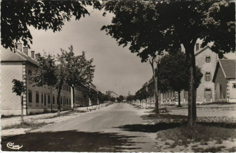 Carte postale ancienne Valdahon Allee Centrale du Camp à Valdahon