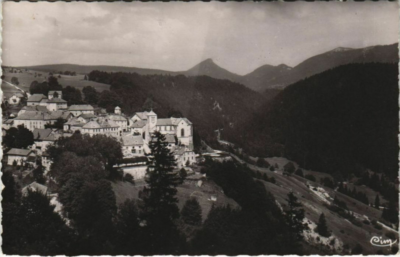 Carte postale ancienne Jougne Vue Generale et l'Aiguille de Baumes à Jougne