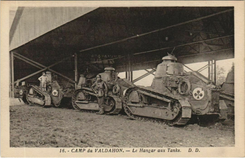 Carte postale ancienne Valdahon Camp du Valdahon - Le Hangar aux Tanks à Valdahon