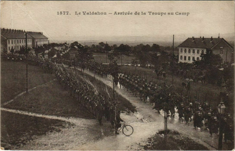 Carte postale ancienne Valdahon Arrivee de la Troupe au Camp à Valdahon