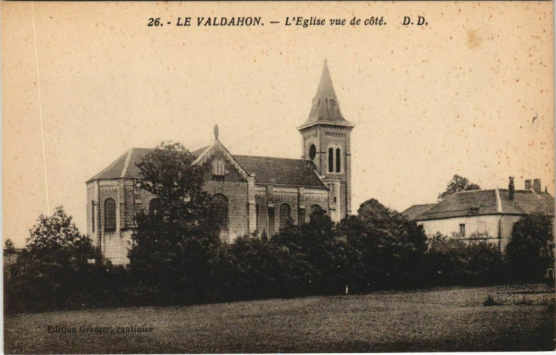 Carte postale ancienne Valdahon L'Eglise Vue de Cote à Valdahon