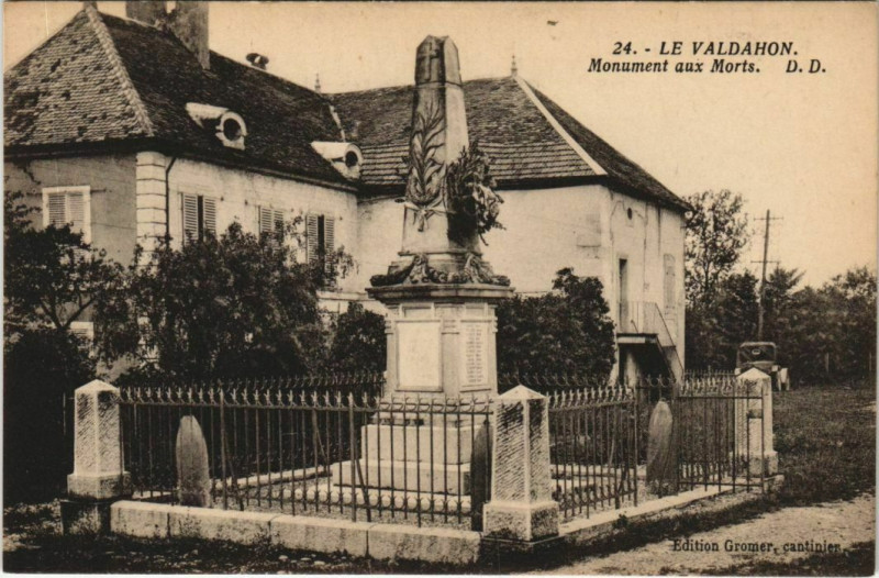Carte postale ancienne Valdahon Monument aux Morts à Valdahon