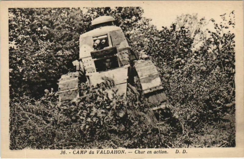 Carte postale ancienne Valdahon Camp du Valdahon - Char en Action à Valdahon