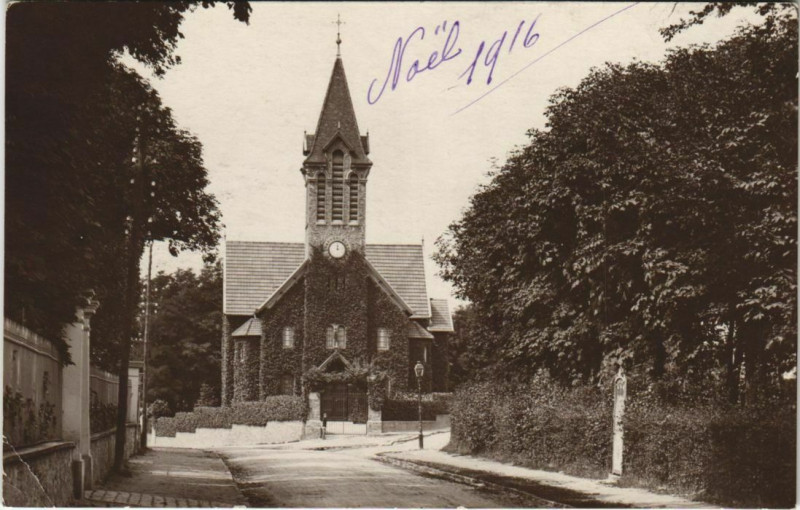 Carte postale ancienne Doubs - Temple in a Village à Doubs