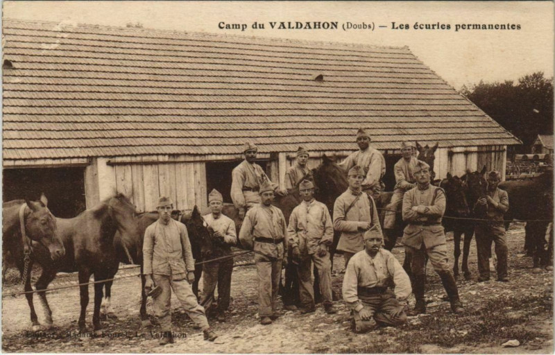 Carte postale ancienne Valdahon Camp du Valdahon - Les Ecuries Permanentes à Valdahon