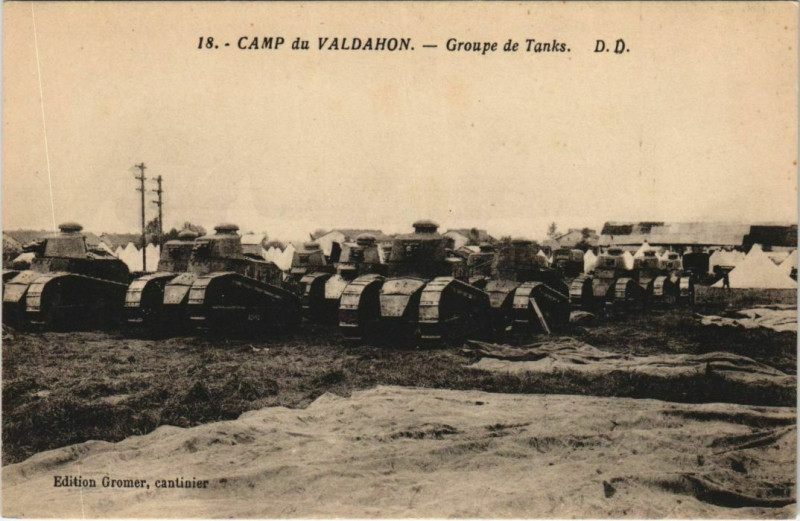 Carte postale ancienne Valdahon Camp du Valdahon - Groupe de Tanks à Valdahon