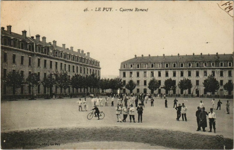 Carte postale ancienne Le Puy Caserne au Puy