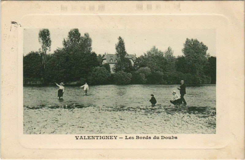 Carte postale ancienne Valentigney Les Bords du Doubs à Valentigney