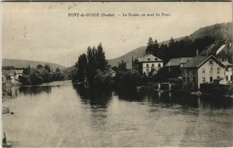 Carte postale ancienne Pont-de-Roide Le Doubs en Aval du Pont à Doubs