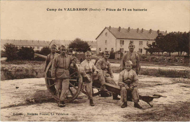 Carte postale ancienne Valdahon Camp du Valdahon - Piece de 75 en Batterie à Valdahon