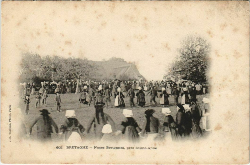 Carte postale ancienne Sainte-Anne Bretagne - Noces Bretonnes pres Sainte-Anne à Sainte-Anne