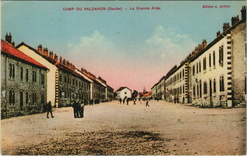 Carte postale ancienne Valdahon Camp du Valdahon - La Grande Allee à Valdahon