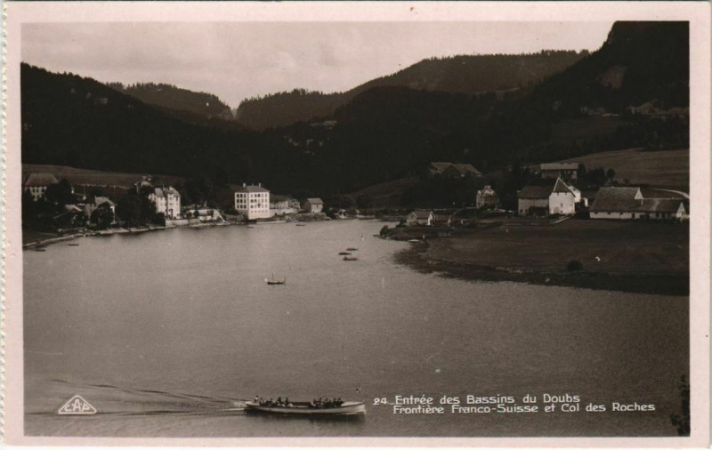 Carte postale ancienne Entree des Bassins du Doubs - Frontiere Franco-Suisse à Doubs
