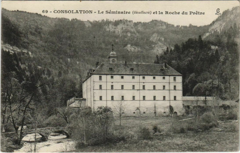 Carte postale ancienne Consolation Le Seminaire et la Roche du Pretre