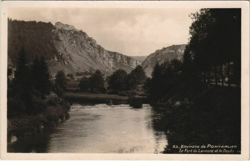 Carte postale ancienne Pontarlier Environs - Le Fort du Larmont et le Doubs à Pontarlier