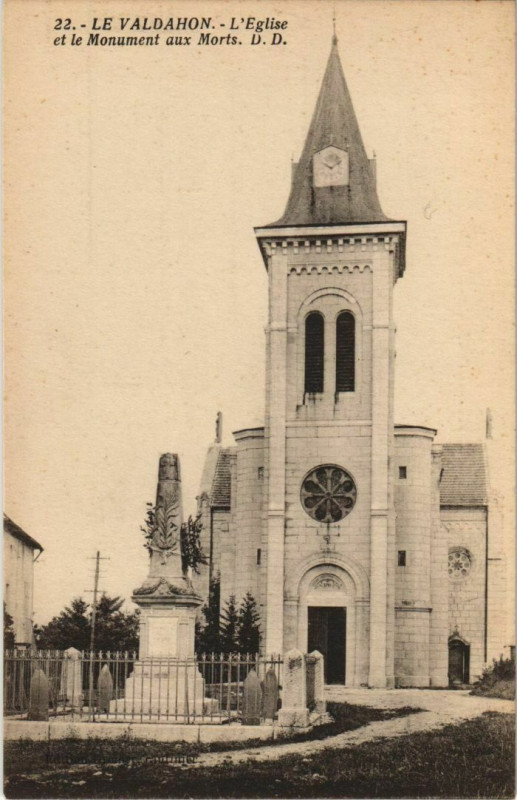 Carte postale ancienne Valdahon L'Eglise et le Monument aux Morts à Valdahon
