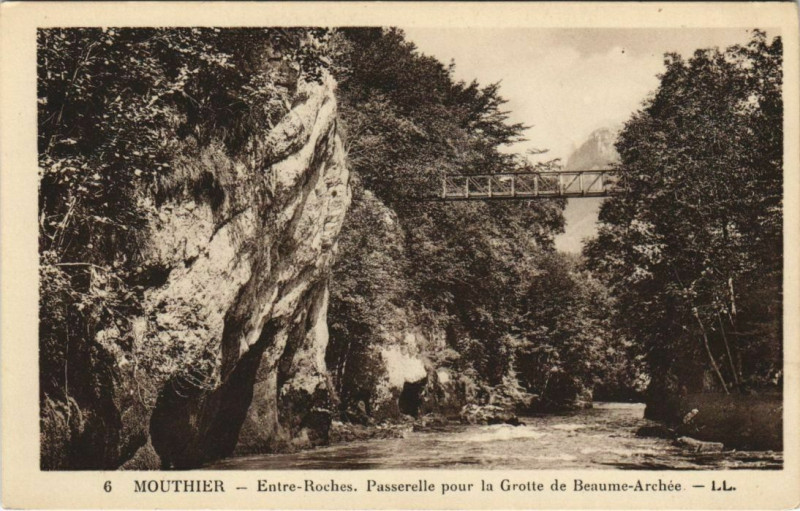 Carte postale ancienne Mouthier-Haute-Pierre Entre-Roches - Passerelle pour la Grotte à Mouthier-Haute-Pierre