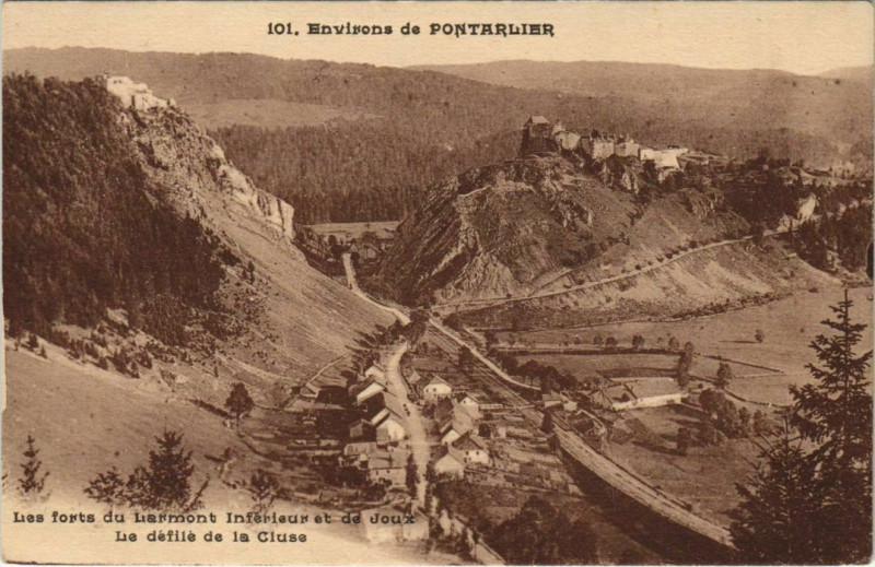Carte postale ancienne Pontarlier Environs - Les Forts du Larmont Inferieur et de Joux à Pontarlier