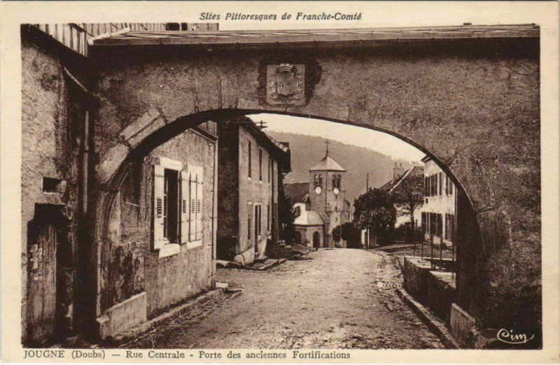 Carte postale ancienne Jougne Rue Centrale - Porte des Anciennes Fortifications à Jougne