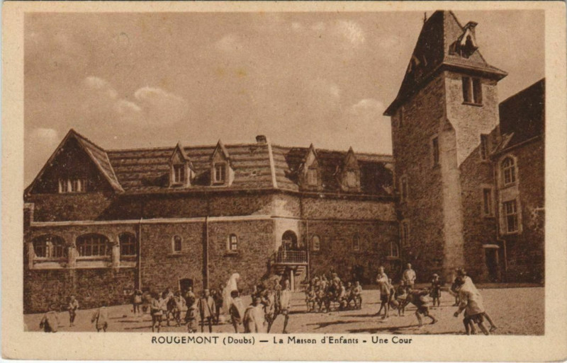 Carte postale ancienne Rougemont La Maison d'Enfants - Une Cour à Rougemont