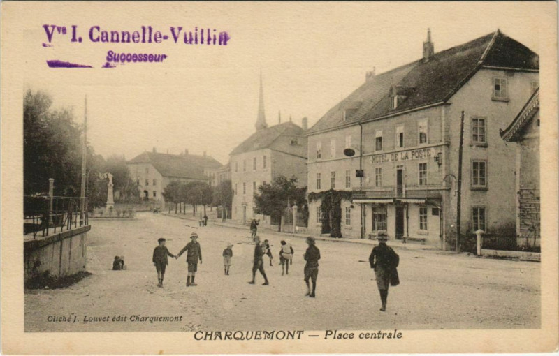 Carte postale ancienne Charquemont Place Centrale à Charquemont