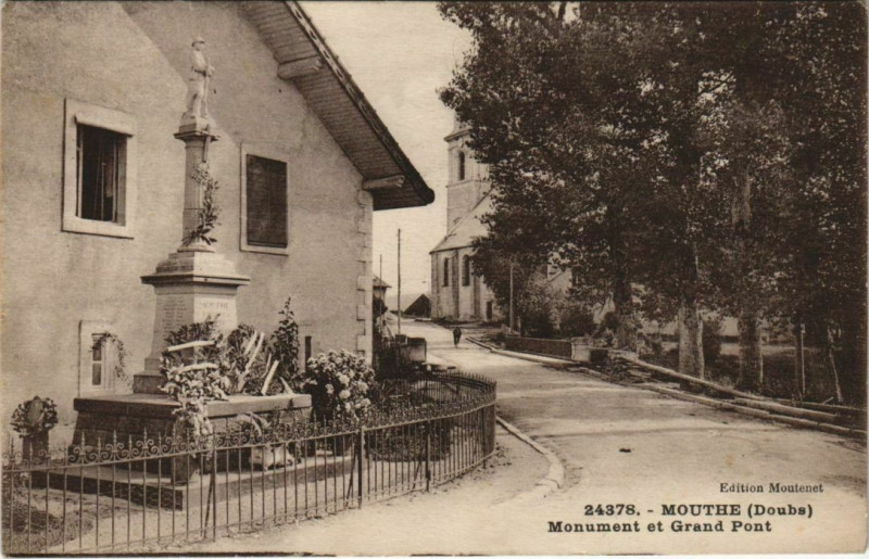 Carte postale ancienne Mouthe Monument et Grand Pont à Mouthe