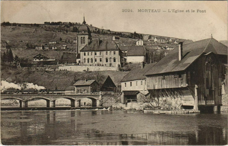 Carte postale ancienne Morteau L'Eglise et le Pont à Morteau