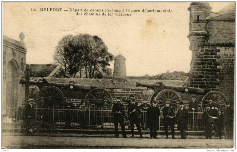 Carte postale ancienne Belfort Départ de canons 155 long a la gare à Belfort