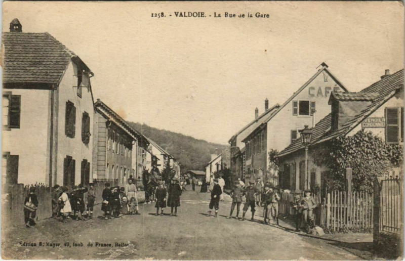 Carte postale ancienne Valdoie Rue de la Gare à Valdoie