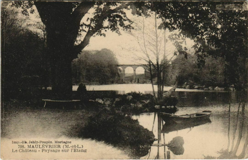 Carte postale ancienne Maulevrier Le Chateau Paysage sur l'Etang