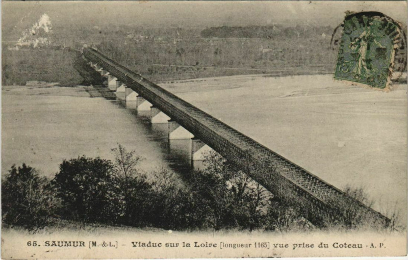 Carte postale ancienne Saumur Viaduc sur la Loire à Saumur