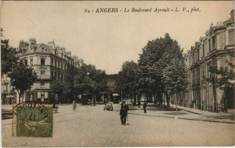 Carte postale ancienne Angers Le Boulevard Ayrault à Angers
