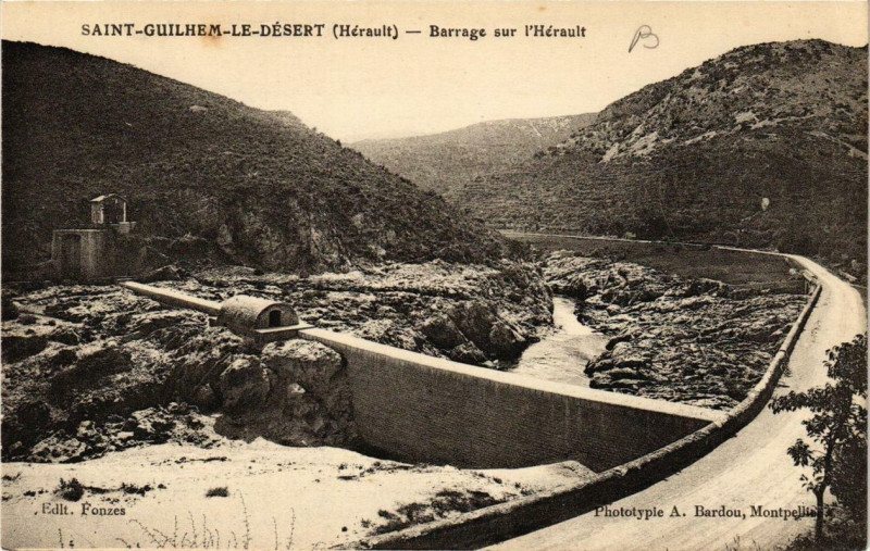 Carte postale ancienne Saint-Guilhem-le-Desert Barrage sur l'Herault à Saint-Guilhem-le-Désert
