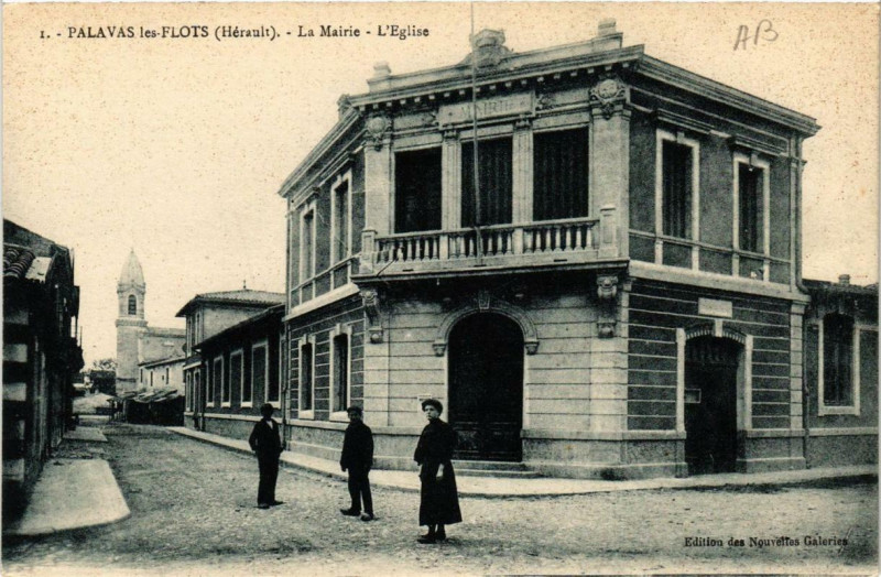 Carte postale ancienne Palavas-les-Flots La Mairie L'Eglise à Palavas-les-Flots