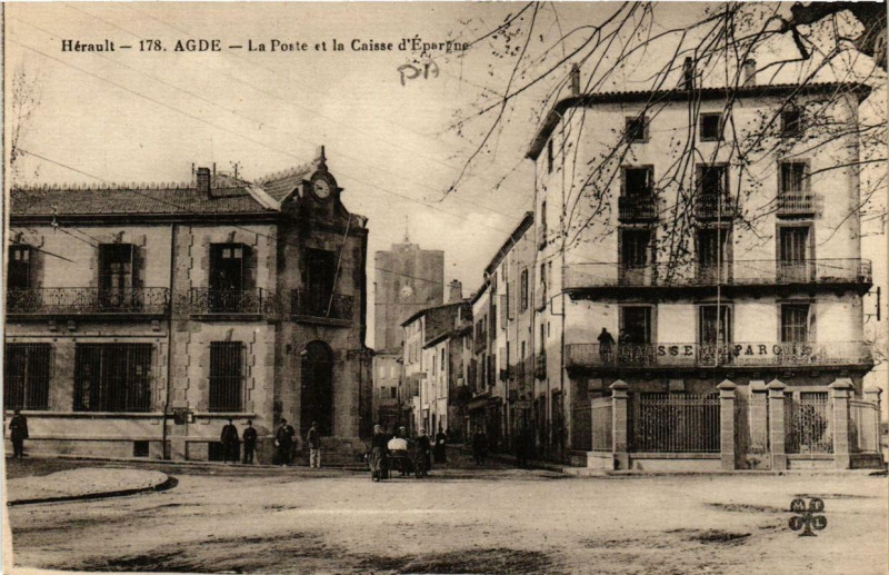 Carte postale ancienne Agde La Poste et la Caisse d'Epargne à Agde