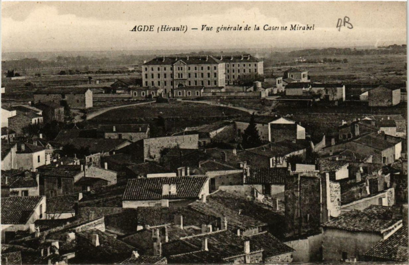Carte postale ancienne Agde Vue générale de la Caserne Mirabel à Agde