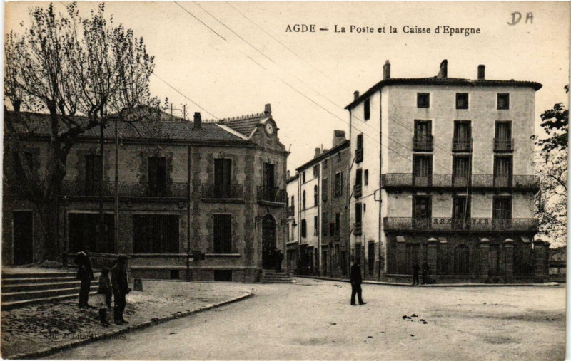 Carte postale ancienne Agde La Poste et la Caisse d'Epargne à Agde