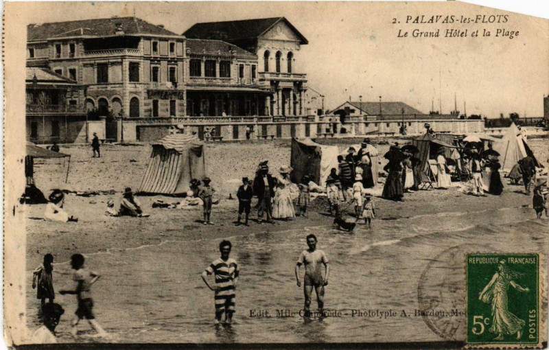 Carte postale ancienne Palavas-les-Flots Le Grand Hotel et la Plage à Palavas-les-Flots