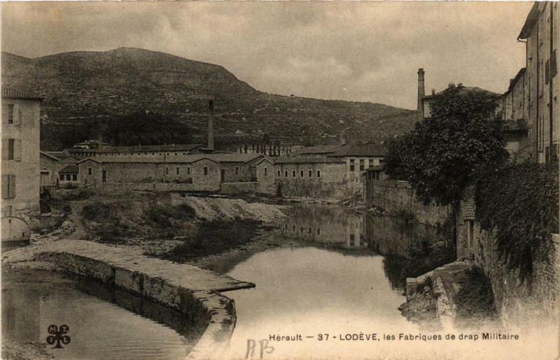 Carte postale ancienne Lodeve Les Fabriques de drap Militaire à Lodève