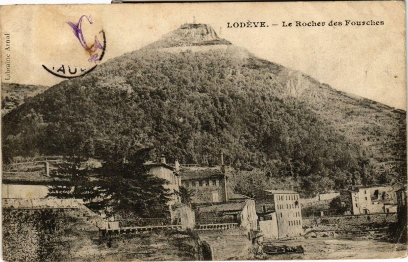 Carte postale ancienne Lodeve Le Rocher des Fourches à Lodève