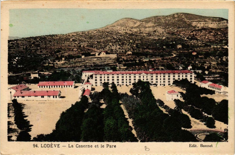 Carte postale ancienne Lodeve La Caserne et le Parc à Lodève