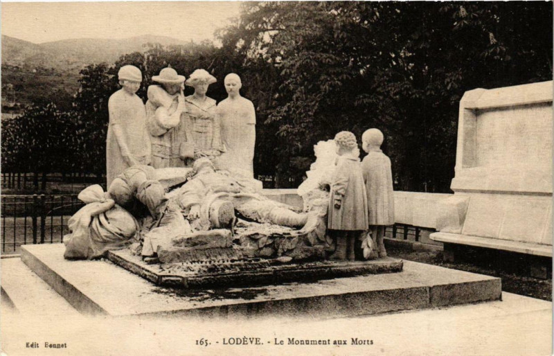 Carte postale ancienne Lodeve Le Monument aux Morts à Lodève