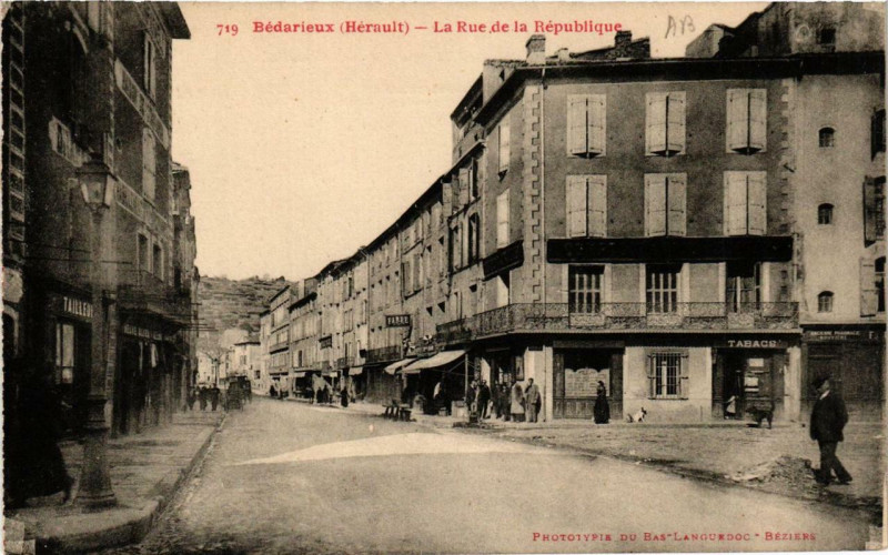 Carte postale ancienne Bedarieux La Rue de la Republique à Bédarieux
