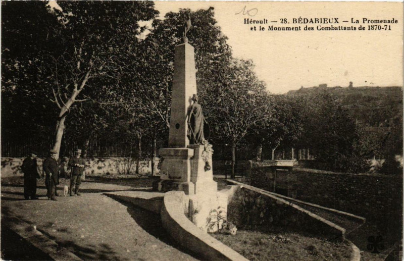 Carte postale ancienne Bedarieux La Promenade et le Monument des Combattants à Bédarieux